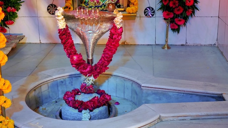 Sawan Shivratri 2025: सावन शिवरात्रि पर कब शिवलिंग पर चढ़ाएं जल, जानिए सही तारीख-जलाभिषेक,शुभ मुहूर्त और पूजा विधि Sawan Shivratri 2025: सावन शिवरात्रि पर कब शिवलिंग पर चढ़ाएं जल, जानिए सही तारीख-जलाभिषेक,शुभ मुहूर्त और पूजा विधि
