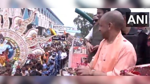 योगी आदित्यनाथ ने मेरठ में कांवड़ यात्रियों पर की पुष्प वर्षा, गूंजे ‘बम‑बम भोले’ के नारे