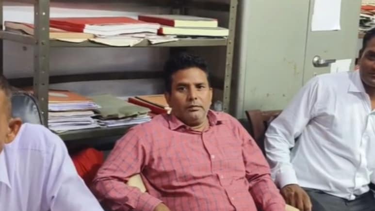 ACB Action: रिश्वत लेते रंगे हाथ पकड़ा गया राजस्व निरीक्षक, पकड़े जाने पर फेंक दिए रुपये