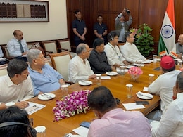 क्या लोकसभा में विपक्ष सोमवार से नहीं करेगा हंगामा... सर्वदलीय बैठक में बनी सहमति! क्या लोकसभा में विपक्ष सोमवार से नहीं करेगा हंगामा... सर्वदलीय बैठक में बनी सहमति!
