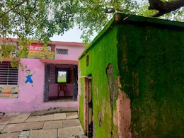 सरकारी स्कूल की बदहाली: न बाउंड्री वॉल, न पानी, न किचन शेड, बच्चे खतरे और अव्यवस्था में पढ़ने को मजबूर सरकारी स्कूल की बदहाली: न बाउंड्री वॉल, न पानी, न किचन शेड, बच्चे खतरे और अव्यवस्था में पढ़ने को मजबूर