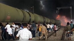 डीजल ले जा रही मालगाड़ी में लगी आग, कई ट्रेनें प्रभावित