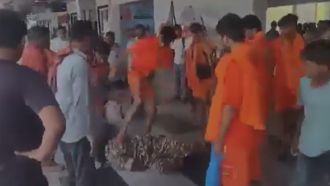 आस्था की आड़ में उत्पात! मिर्जापुर स्टेशन पर कांवड़ियों ने CRPF जवान को लात-घूंसो से पीटा, Video वायरल