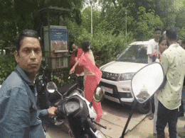 हाथ मत उठा... बोलता रहा, पत्नी बरसाती रही थप्पड़, मियां-बीवी के बीच कलेक्ट्रेट में हो गई 'महाभारत' हाथ मत उठा... बोलता रहा, पत्नी बरसाती रही थप्पड़, मियां-बीवी के बीच कलेक्ट्रेट में हो गई 'महाभारत'