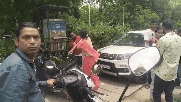 हाथ मत उठा... बोलता रहा, पत्नी बरसाती रही थप्पड़, मियां-बीवी के बीच कलेक्ट्रेट में हो गई 'महाभारत'