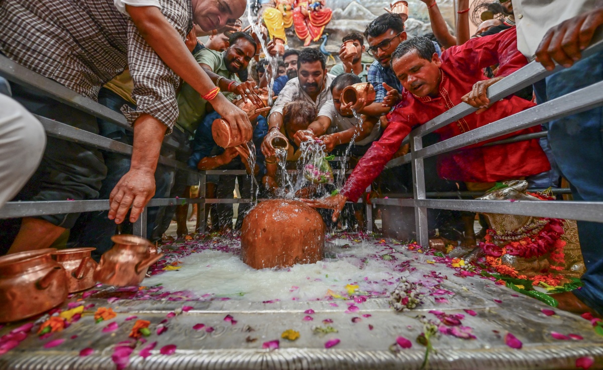 सावन में क्यों उमड़ती है शिव भक्तों की भारी भीड़, जानें महादेव की पूजा के 7 बड़े लाभ