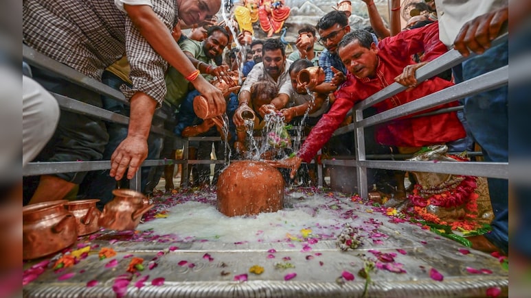 सावन में क्यों उमड़ती है शिव भक्तों की भारी भीड़, जानें महादेव की पूजा के 7 बड़े लाभ
