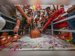 सावन में क्यों उमड़ती है शिव भक्तों की भारी भीड़, जानें महादेव की पूजा के 7 बड़े लाभ सावन में क्यों उमड़ती है शिव भक्तों की भारी भीड़, जानें महादेव की पूजा के 7 बड़े लाभ