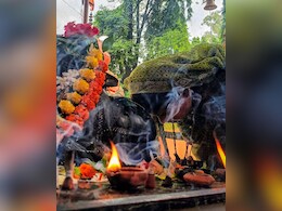 ज्योतिषाचार्य ने बताया आखिर महिलाएं नंदी मुद्रा में पूजा क्यों करती हैं, क्या है महत्व ... ज्योतिषाचार्य ने बताया आखिर महिलाएं नंदी मुद्रा में पूजा क्यों करती हैं, क्या है महत्व ...
