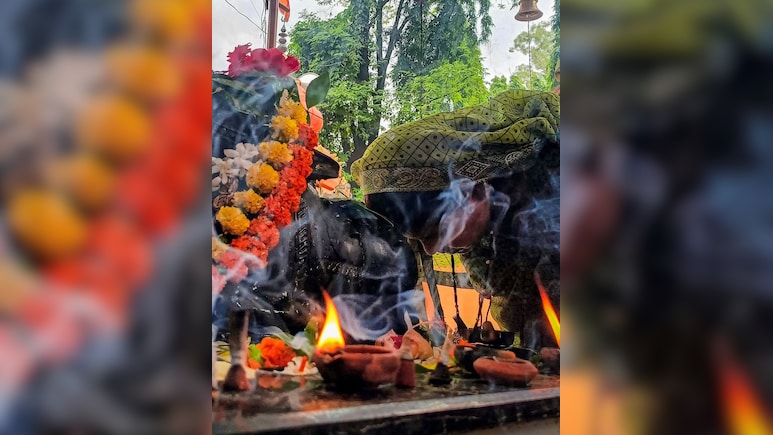 ज्योतिषाचार्य ने बताया आखिर महिलाएं नंदी मुद्रा में पूजा क्यों करती हैं, क्या है महत्व ... ज्योतिषाचार्य ने बताया आखिर महिलाएं नंदी मुद्रा में पूजा क्यों करती हैं, क्या है महत्व ...