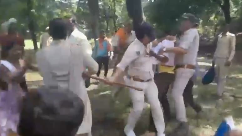 MP News: अतिक्रमण को हटाने गई वन विभाग की टीम के साथ मारपीट, 2 डिप्टी रेंजर और 3 वन रक्षक को आई चोटें MP News: अतिक्रमण को हटाने गई वन विभाग की टीम के साथ मारपीट, 2 डिप्टी रेंजर और 3 वन रक्षक को आई चोटें