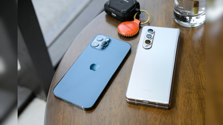 iPhone या Android: जानें कौन-सा Smartphone है आपकी ज़रूरतों के लिए परफेक्ट, इन पर बेस्ट डील्स भी ज़रूर देखें iPhone या Android: जानें कौन-सा Smartphone है आपकी ज़रूरतों के लिए परफेक्ट, इन पर बेस्ट डील्स भी ज़रूर देखें