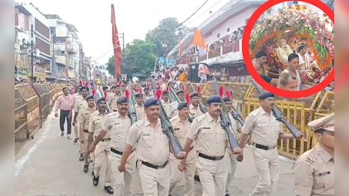 Ujjain: मन महेश के रूप में पालकी में सवार होकर प्रजा का हाल जानने निकले महाकाल, मंदिर द्वार पर पुलिस ने दी सलामी
