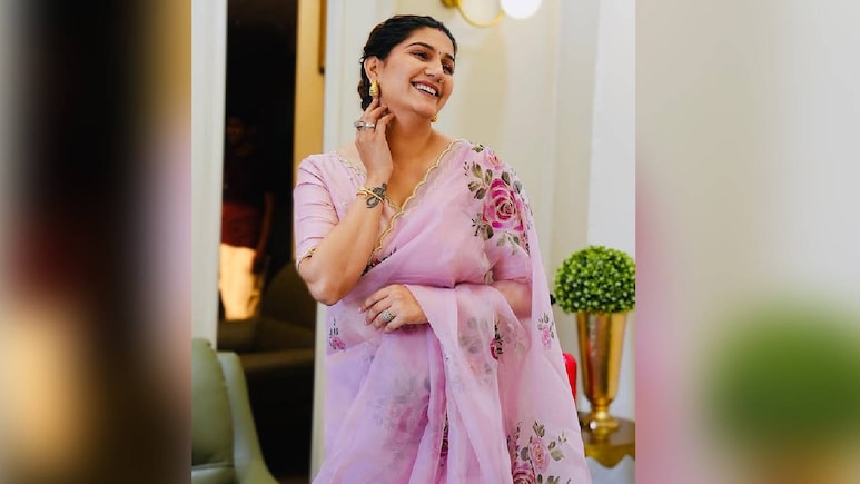 Sapna Choudhary की तरह ये Designer Sarees पहन अपने लुक में लगाएं चार चांद, इन Bumper Offers को न करें मिस!