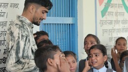 Viral Video: शिक्षक के विदाई समारोह में फूट-फूट कर रोए छात्र, नम आंखों से स्कूल न छोड़ने की जिद पर अड़े