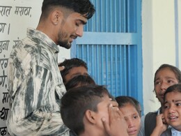 Viral Video: शिक्षक के विदाई समारोह में फूट-फूट कर रोए छात्र, नम आंखों से स्कूल न छोड़ने की जिद पर अड़े