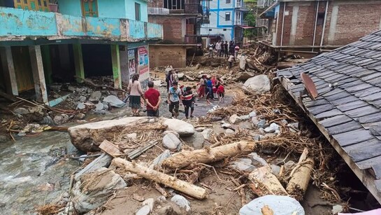 हर तरफ तबाही का मंजर... हिमाचल के मंडी के चौहारघाटी गांव के पास फटा बादल