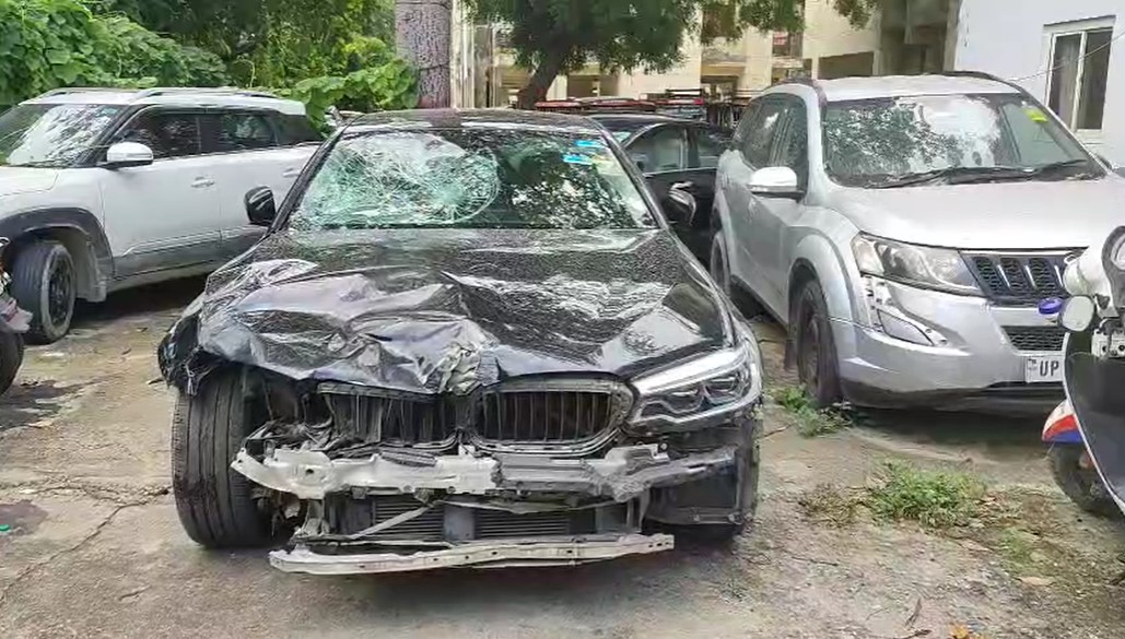 नोएडा में तेज रफ्तार BMW ने स्कूटी को मारी टक्कर, 5 साल की बच्ची की मौत