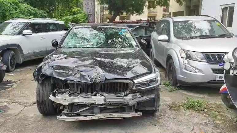नोएडा में तेज रफ्तार BMW ने स्कूटी को मारी टक्कर, 5 साल की बच्ची की मौत नोएडा में तेज रफ्तार BMW ने स्कूटी को मारी टक्कर, 5 साल की बच्ची की मौत