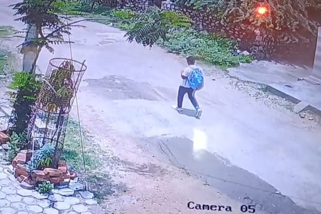 सीसीटीवी में संदिग्ध गतिविधि में कैद, कॉलोनी के लोगों ने सतर्कता दिखाई. सीसीटीवी में संदिग्ध गतिविधि में कैद, कॉलोनी के लोगों ने सतर्कता दिखाई.