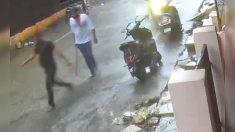 बदमाशों ने बीच सड़क पर पुलिस हेड कांस्टेबल को दौड़ा-दौड़ा कर पीटा, कान और सिर में आई गहरी चोट  