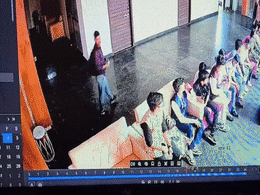 Rajasthan: शादी की सालगिरह पर आए खाटू श्यामजी, दंपति का ढाई लाख रुपए से भरा पर्स चोरी; CCTV में क़ैद हुए चोर Rajasthan: शादी की सालगिरह पर आए खाटू श्यामजी, दंपति का ढाई लाख रुपए से भरा पर्स चोरी; CCTV में क़ैद हुए चोर