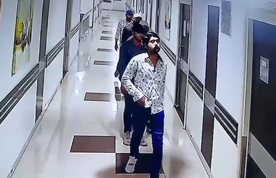 पटना अस्पताल में मर्डरः हथियार लहराते बेखौफ पहुंचे 5 बदमाश... 64 सेकेंड में हत्या का CCTV वीडियो