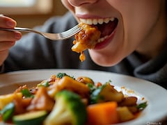 ये 5 संकेत बताते हैं कि आप गलत तरीके से चबा रहे हैं खाना, पाचन पर पड़ेगा सीधा असर