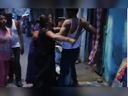 Video: महिला के घर पकड़े गए सब इंस्पेक्टर साहब, गुस्साए परिजनों ने पोल से बांधकर डंडों से जमकर पीटा Video: महिला के घर पकड़े गए सब इंस्पेक्टर साहब, गुस्साए परिजनों ने पोल से बांधकर डंडों से जमकर पीटा