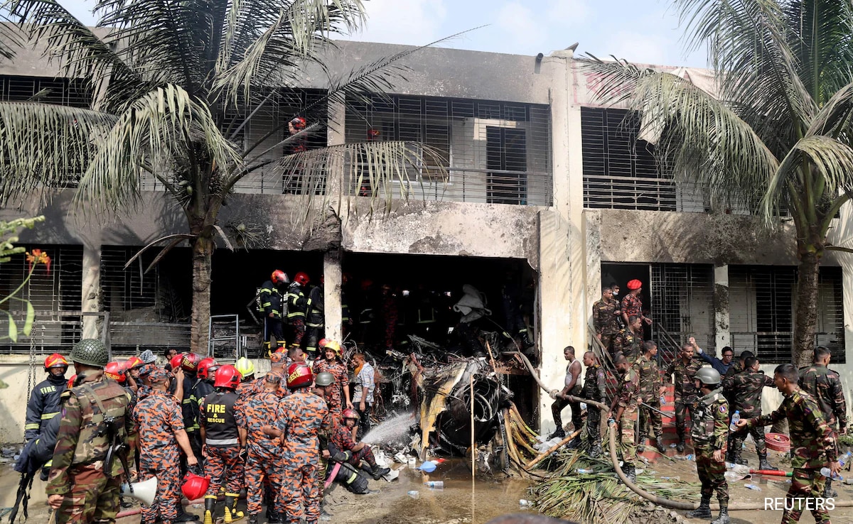 Dhaka Авиационният самолет за военновъздушни сили в Бангладеш се блъсна