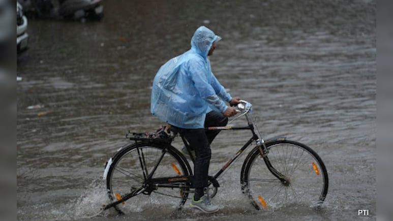 Delhi Weather Today: तड़के सुबह दिल्ली के कई हिस्सों में हुई बारिश