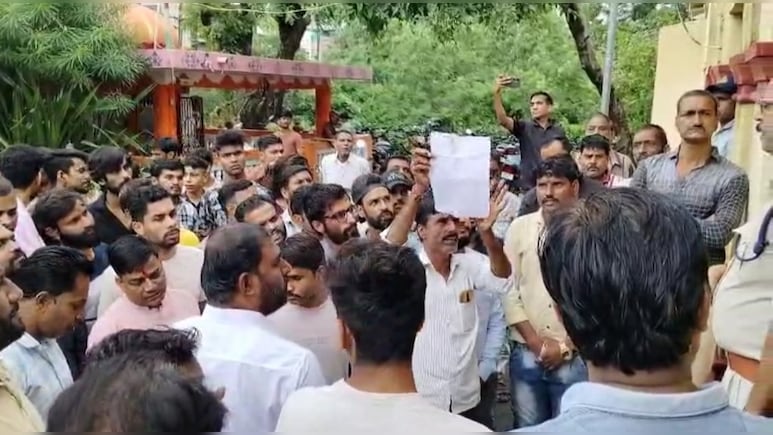 टेबल गिरने की बात पर छात्र को डंडे से पीटा, घटना के तीन दिन बाद टीचर पर केस दर्ज 