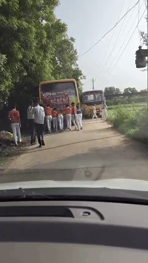 Viral Video: मासूमों की जान से खिलवाड़! स्कूल बस को धक्का देते बच्चों का वीडियो वायरल, संचालक के खिलाफ फूटा गुस्सा