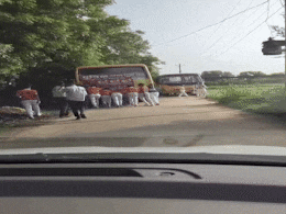 Viral Video: मासूमों की जान से खिलवाड़! स्कूल बस को धक्का देते बच्चों का वीडियो वायरल, संचालक के खिलाफ फूटा गुस्सा Viral Video: मासूमों की जान से खिलवाड़! स्कूल बस को धक्का देते बच्चों का वीडियो वायरल, संचालक के खिलाफ फूटा गुस्सा