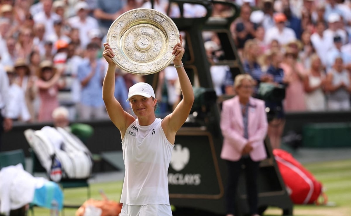 Iga Swiatek Destroys Amanda Anisimova 6-0, 6-0 In Wimbledon Final, Achieves 114-Year First