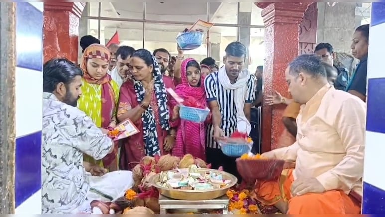 मंगलनाथ मंदिर के गर्भगृह में पुजारियों ने अवैध तरीके से लगवाए CCTV कैमरे, शिकायत के बाद भी कार्रवाई नहीं मंगलनाथ मंदिर के गर्भगृह में पुजारियों ने अवैध तरीके से लगवाए CCTV कैमरे, शिकायत के बाद भी कार्रवाई नहीं
