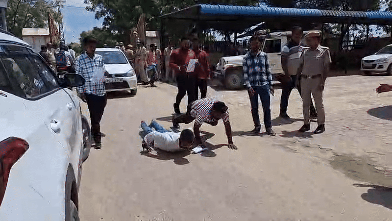 चूरू में युवाओं का अनोखा विरोध प्रदर्शन, जलभराव से परेशान होकर पेट के बल लेटकर कलेक्टर के पास पहुंचे
