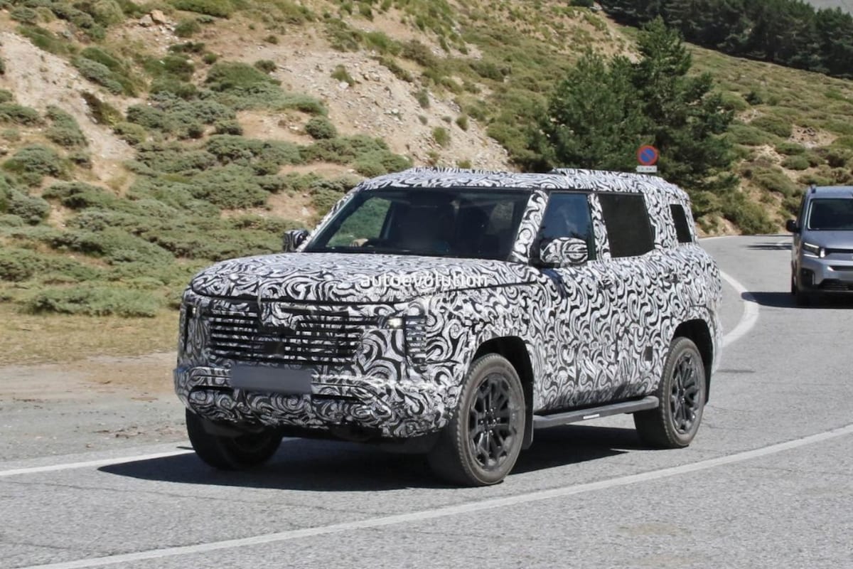 Next-Gen Mitsubishi Pajero spied testing Next-Gen Mitsubishi Pajero spied testing