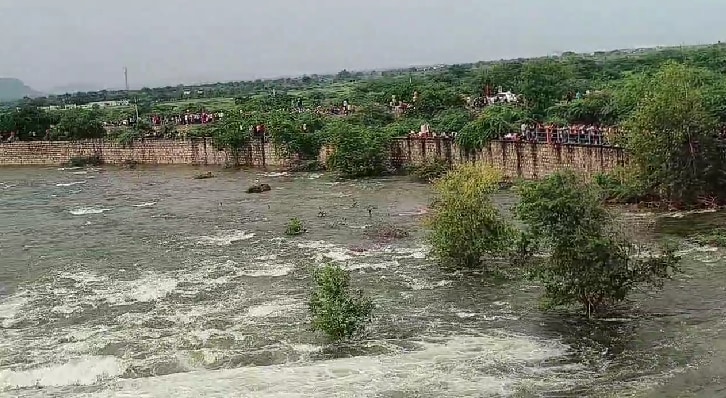 तिघरी डैम को देखने के लिए लोगों की उमड़ी भीड़ तिघरी डैम को देखने के लिए लोगों की उमड़ी भीड़