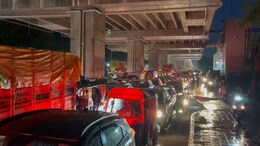 Traffic Jam in Bhopal: बारिश से सड़कों पर जलभराव, भोपाल में ट्रैफिक जाम से हालात खराब
