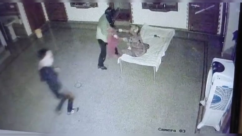 Video: पांच लुटेरों से भ‍िड़ गई 75 साल की बुजुर्ग मह‍िला, उल्‍टे पांव भागे बदमाश