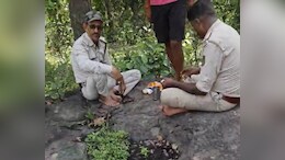 पेड़ के नीचे बैठकर महुआ शराब पीते रहे दरोगा, ग्रामीणों ने पकड़ा तो मुंह छुपाकर भागने लगे, तस्वीरें वायरल&nbsp;