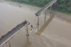 Tragic Bridge Collapse in Gujarat’s Vadodara Claims 10 Lives, Several Vehicles Submerged Tragic Bridge Collapse in Gujarat’s Vadodara Claims 10 Lives, Several Vehicles Submerged