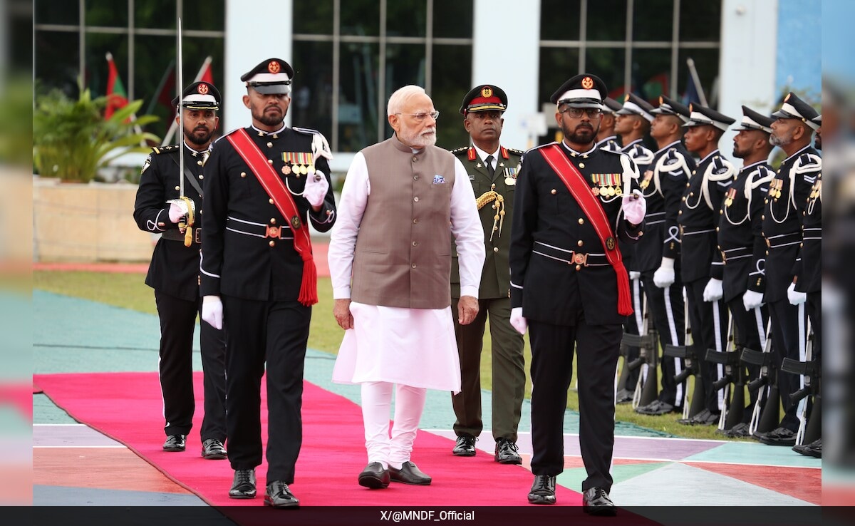 Maldives Defence Force Presents PM Modi With 'Haiykolhu' As Gesture Of Hospitality