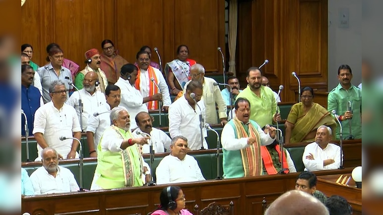 माफी मांगिए.. माफी मांगिए... माफी मांगिए... तेजस्वी के बोलने से ठीक पहले ऐसा क्या हुआ कि हंगामा हो गया