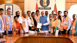 Maharashtra Politics: आरोपांनी घेरलेल्या मंत्री व आमदारांचं टेन्शन वाढलं; ठाकरे गटाचं शिष्टमंडळ राज्यपालांच्या