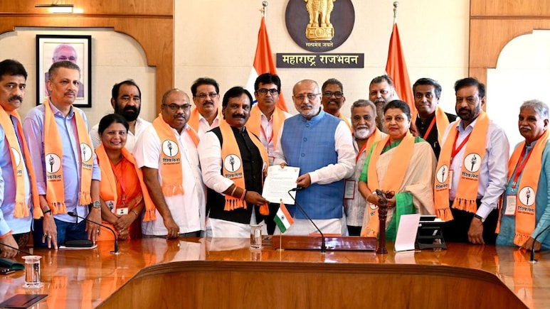 Maharashtra Politics: आरोपांनी घेरलेल्या मंत्री व आमदारांचं टेन्शन वाढलं; ठाकरे गटाचं शिष्टमंडळ राज्यपालांच्या भेटीला Maharashtra Politics: आरोपांनी घेरलेल्या मंत्री व आमदारांचं टेन्शन वाढलं; ठाकरे गटाचं शिष्टमंडळ राज्यपालांच्या भेटीला