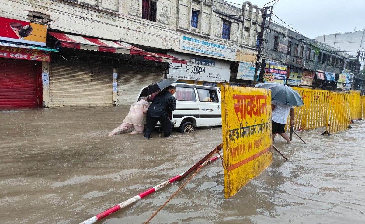 MP में भारी बारिश; भोपाल की सड़कें जलमग्न, मौसम विभाग ने जारी किया अलर्ट, जानिए कैसे हैं हालात?