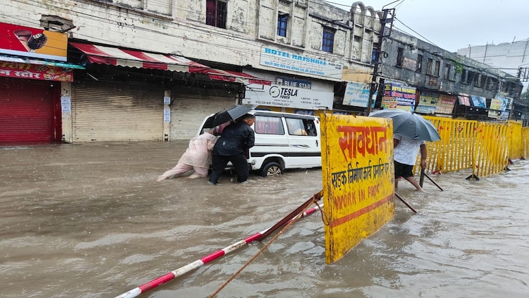 MP में भारी बारिश; भोपाल की सड़कें जलमग्न, मौसम विभाग ने जारी किया अलर्ट, जानिए कैसे हैं हालात? MP में भारी बारिश; भोपाल की सड़कें जलमग्न, मौसम विभाग ने जारी किया अलर्ट, जानिए कैसे हैं हालात?