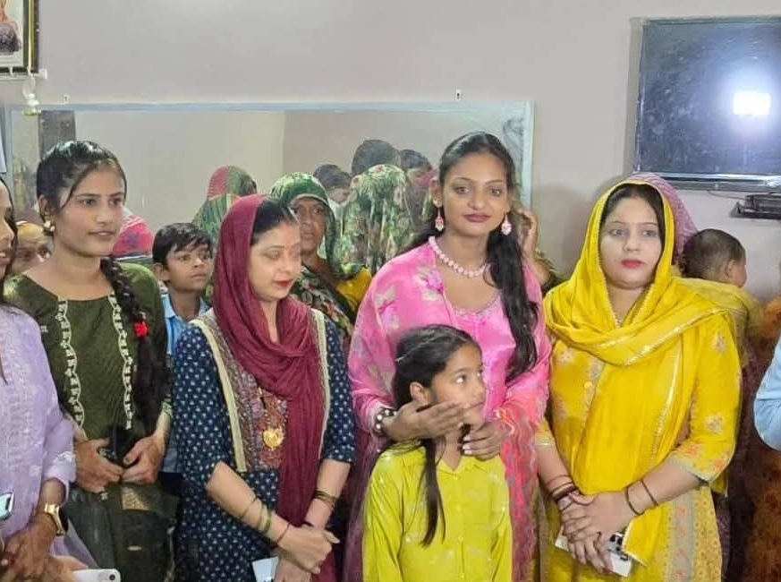 जिस कस्बे में कभी माला बेचती थीं उस कस्बे में हीरोइन बन पहुंचीं मोनालिसा, एक झलक देखने के लिए रोड पर लगा जाम